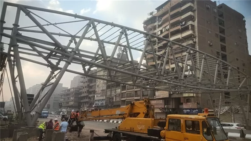 محافظ القليوبية يتابع تركيب الهيكل المعدني لكوبري المشاة أمام مجمع المدارس 