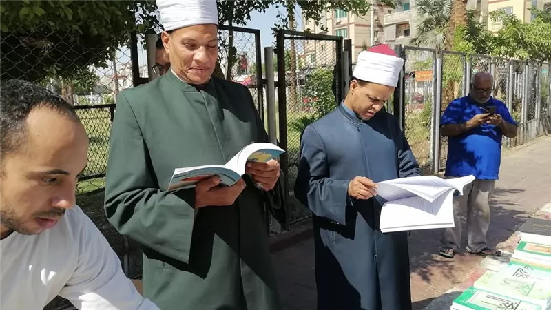 افتتاح معرض للكتاب في ساحة مسجد سيدي عبد الرحيم القنائي بقنا