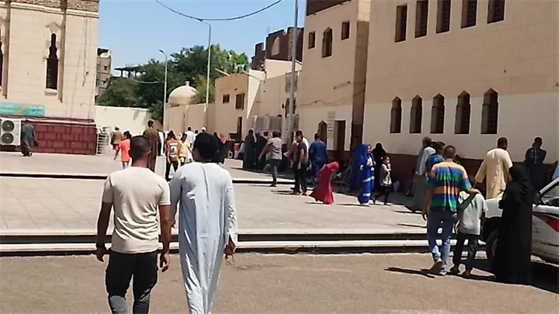  توافد الأهالي لأداء صلاة الجمعة بمسجد السيد عبد الرحيم القنائي