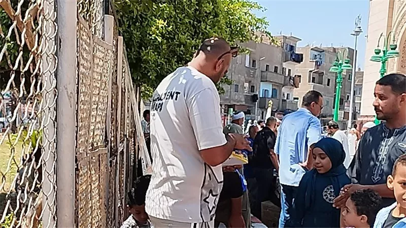 كل جمعة.. شاب يوزع البسكوت على زوار ضريح عبدالرحيم القنائي |فيديو