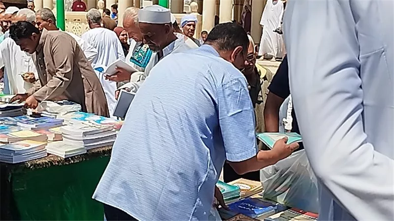 توافد كبير على معرض الكتاب وإصدارات المجلس الأعلى للشئون الإسلامية بقنا