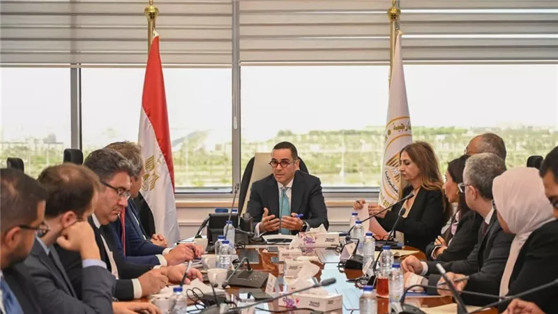حسن الخطيب: استراتيجية جديدة لجذب الاستثمارات في 13 قطاعًا اقتصاديًا