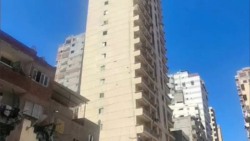 مكون من 21 طابقًا.. إخلاء 10 طوابق من عقار المندرة المائل في الإسكندرية 