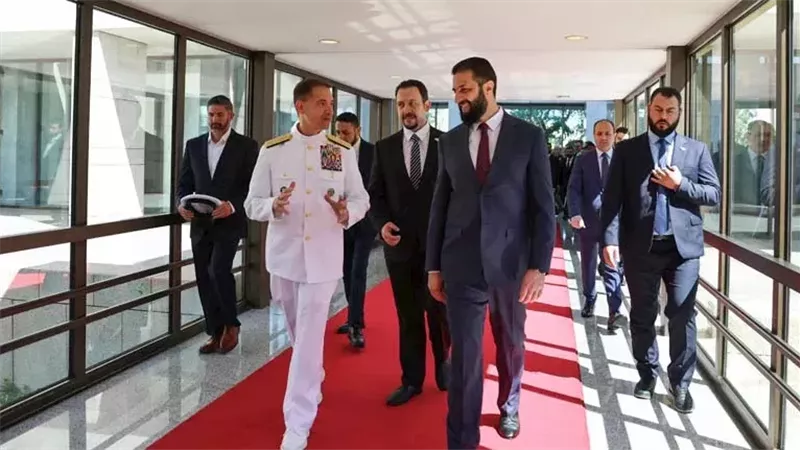 أحمد الشرع يستقبل قائد القيادة المركزية الأمريكية لبحث التعاون مع واشنطن