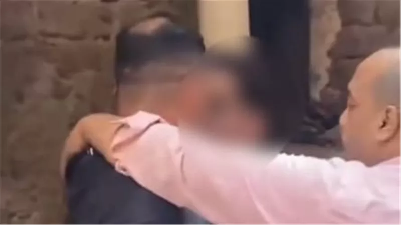 أسد المباحث يوقع بتاجر مخدرات شهير رغم هجوم الأهالي بحدائق القبة