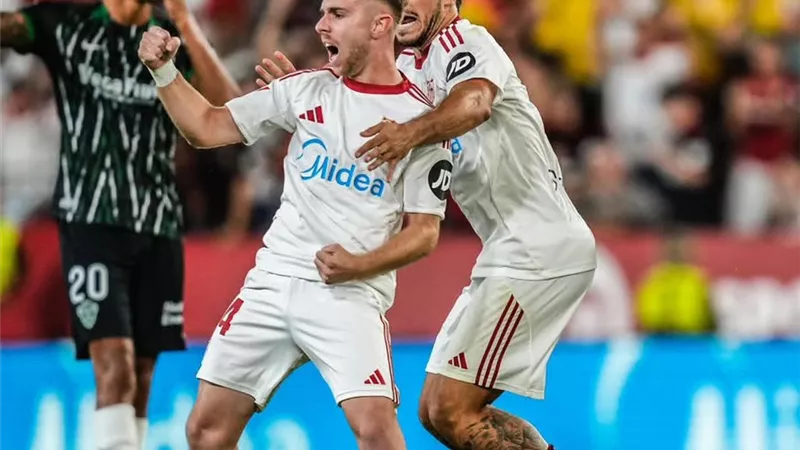 إشبيلية يفلت من الهزيمة بتعادل مثير في الدوري الإسباني