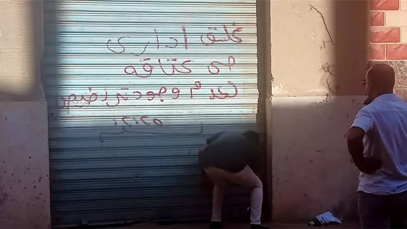 غلق محل وإزالة كشك بدون ترخيص بحي عتاقة بالسويس في حملة لإزالة الإشغالات