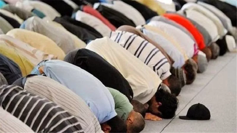 ما حكم صلاة الجماعة.. وهل التخلف عنها محرم؟.. الإفتاء توضح 