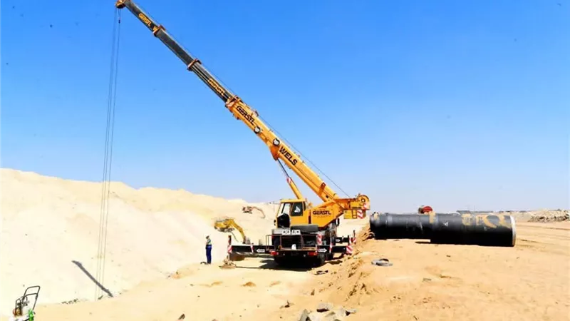 وزير الإسكان يتفقد مشروعات شبكات الطرق والمرافق بتوسعات مدينة الشيخ زايد  