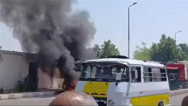 بسبب ماس كهربائى..اشتعال سيارة بجوار مسجد عبدالرحيم القنائي في قنا|صور