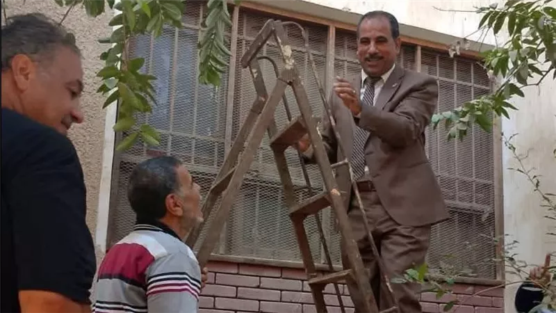 مدير تعليم قليوب يشارك الطلاب والمعلمين في تنظيف وتجميل المدرسة