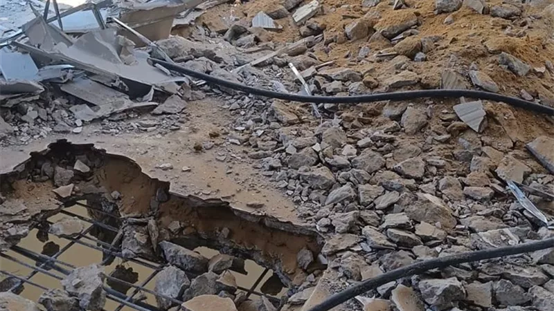 حي المنتزة يواصل هدم الأدوار العليا لعقار المندرة المائل بالإسكندرية