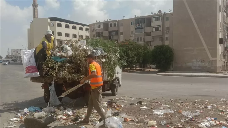 محافظ الإسماعيلية يوجه بتكثيف أعمال النظافة وصيانة أعمدة الإنارة