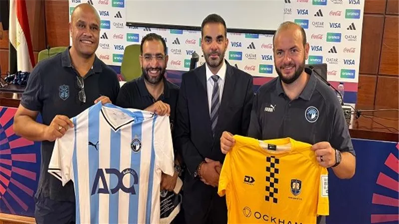 قبل معركة إنتركونتيننتال.. بيراميدز وأوكلاند سيتي يتبادلان الهدايا التذكارية
