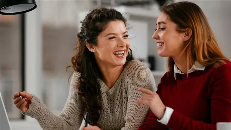 دلائل على أنك وجدت أفضل صديق في مكتبك.. اكتشف ذلك في 5 علامات