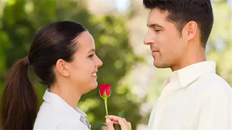 لماذا ينجذب الرجال دائما إلى النساء الأصغر سنا؟ دراسة تفضح السبب الحقيقي