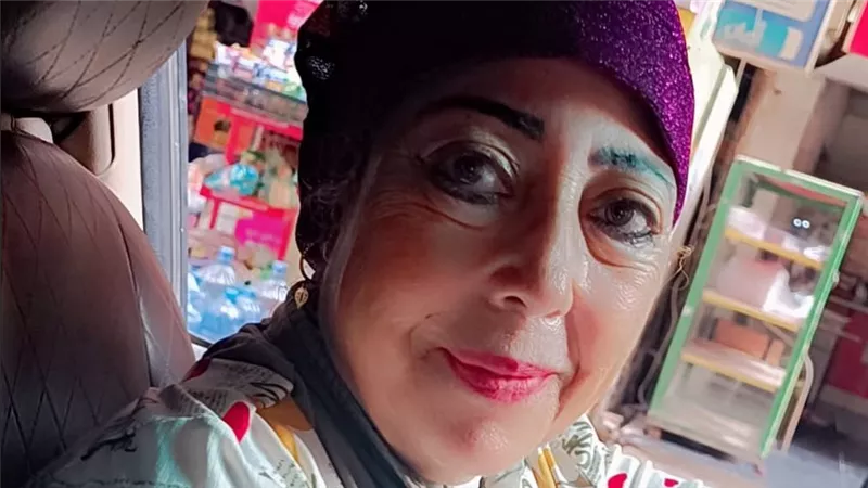عندها 65 عامًا.. حكاية كابتن فاتن أشهر سائقة من القاهرة للاسكندرية 