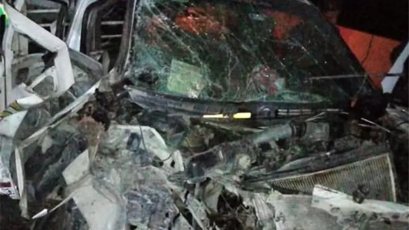 مصرع شخص في حادث تصادم سيارة بالحاجز الخرسانى بطريق جنيفة بالسويس 