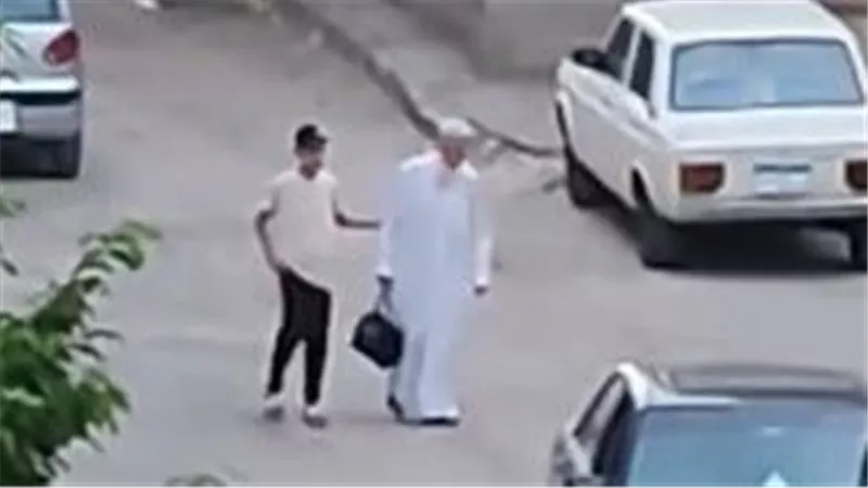 سيدة توثق موقفًا إنسانيًّا لشاب مصري يصطحب رجلًا كفيفًا يوميًّا للمسجد 