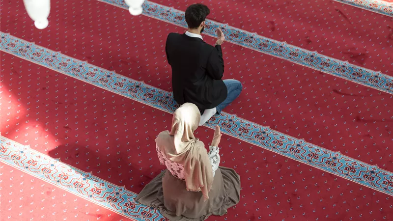 هل يجوز صلاة الجمعة في البيت مع الزوجة والأولاد؟.. أمين الفتوى يجيب