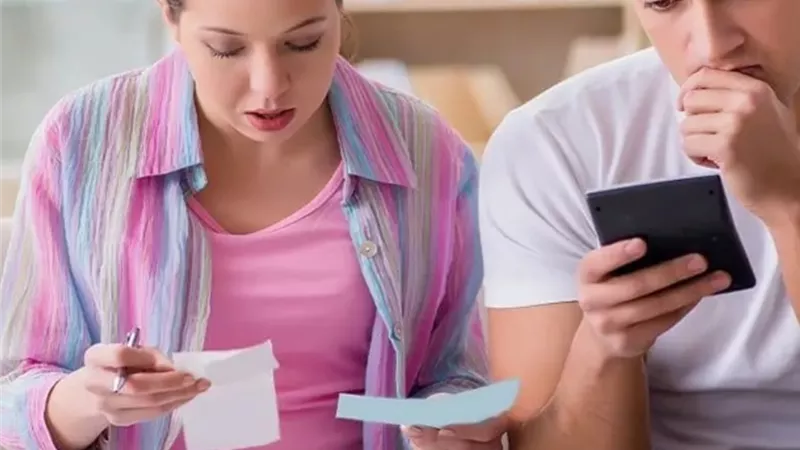 المرأة المدبِّرة في منزلها.. هل توصف بالكرَم أم البُخل؟
