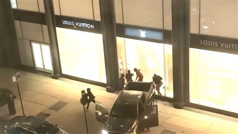 بسيارة مسروقة.. لصوص يقتحمون متجر لويس فيتون الفاخر 