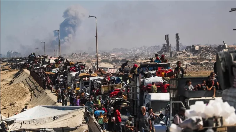 تهجير قسري تحت القصف.. صور توثق نزوح الفلسطينيين نحو جنوب غزة