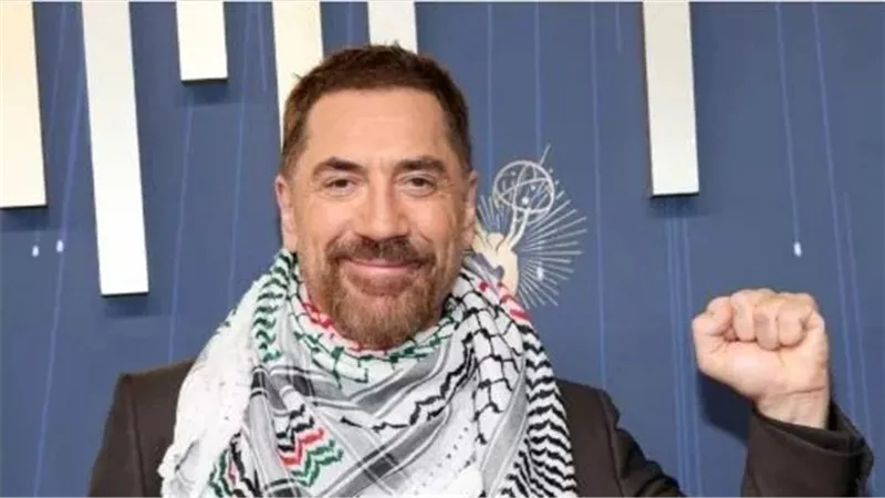 خافيير بارديم يخطف الأنظار في حفل الإيمي 77 بظهوره بالكوفية الفلسطينية 