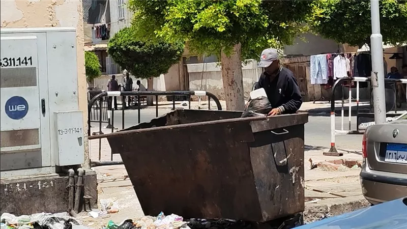 بين الفوضى وتشويه السياحة.. النباشون وفارزوا القمامة ظاهرة تؤرق شوارع بورسعيد