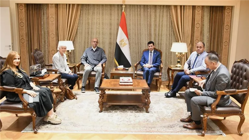 وزير الرياضة يبحث أطر التعاون مع رئيس الاتحاد الدولي للاسكواش