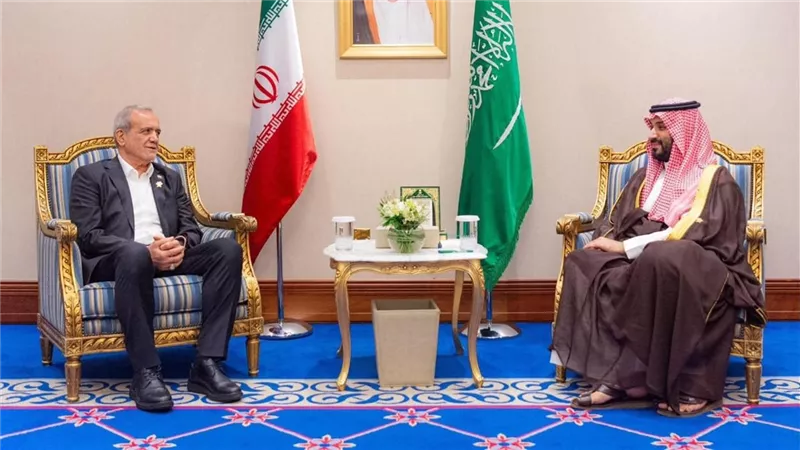ولي العهد السعودي يلتقي الرئيس الإيراني على هامش القمة العربية الإسلامية 