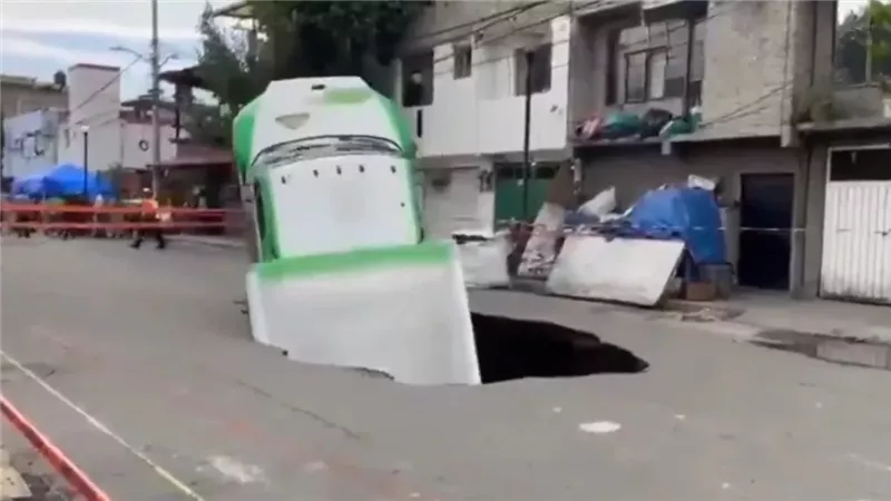 حادث أرعب المواطنين.. شارع يبتلع شاحنة ديليفري في مكسيكو 