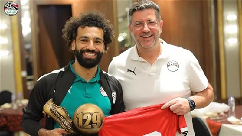 لسوء النتائج..  باناثينايكوس اليوناني يعلن إقالة مدرب منتخب مصر السابق