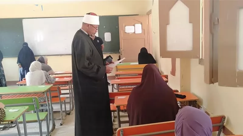 رئيس المنطقة يتابع امتحانات القبول بمعاهد القراءات بمنطقة السويس الأزهرية 