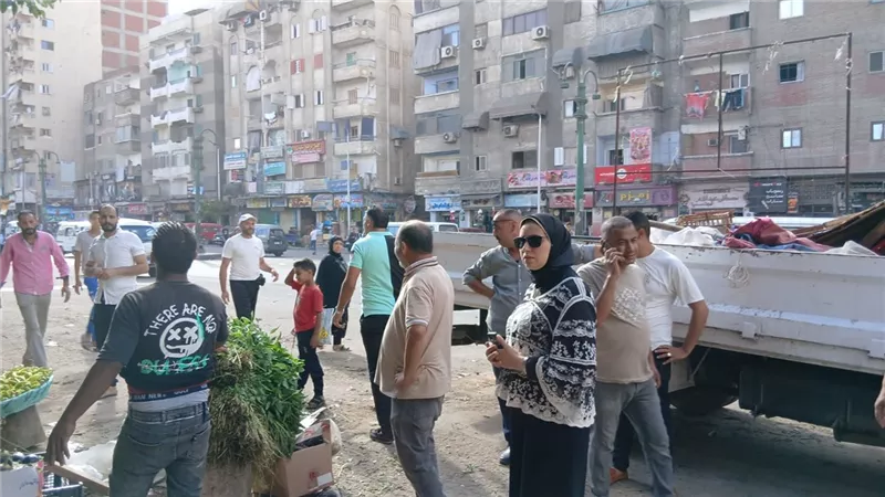 حي العجمي يزيل إشغالات سوق الهانوفيل بالطريق وينقل الباعة لمكان آخر 