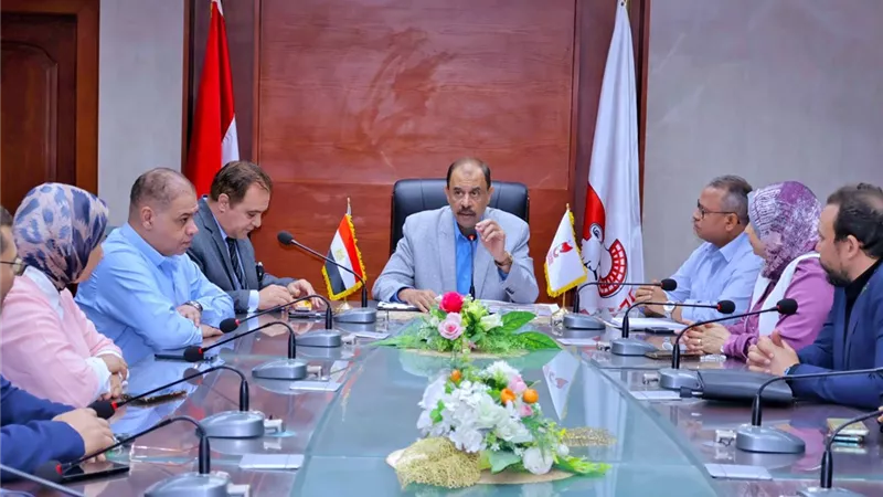 محافظ سوهاج يعقد اجتماعا لبحث المقترح النهائي لتطوير وتجميل شارع المحطة