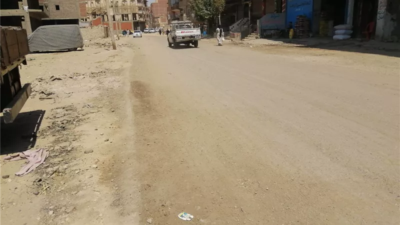يتسبب في تلف السيارات.. أهالي الجناين بالسويس يطالبون برصف طريق القرية الشارع