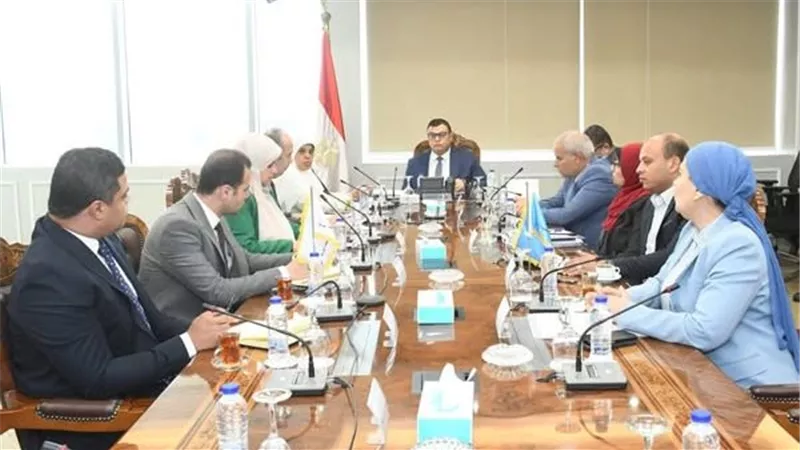 وزير الإسكان يتابع االضوابط والمعايير الخاصة بالإعلانات على الطرق العامة