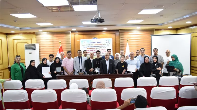  رئيس جامعة بني سويف يكرم أوائل الثانوية العامة من أبناء العاملين بالجامعة