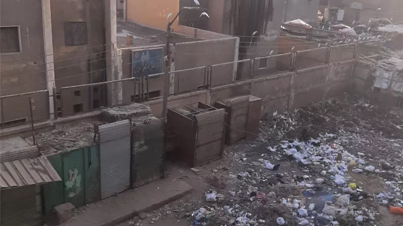 أهالي حوض الدلالة يستغيثون بمحافظ بني سويف: «نعيش وسط أكوام وتلال من القمامة»