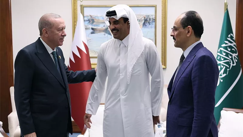 أردوغان يهدي أمير قطر لوحة مميزة خلال قمة الدوحة.. علاقة قوية بين البلدين