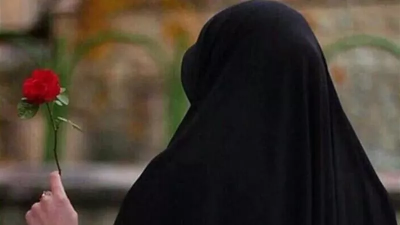 سائلة تقول : دم الحيض أوشك على الانقطاع، فهل يجوز لي تناول دواء لتأخيره؟