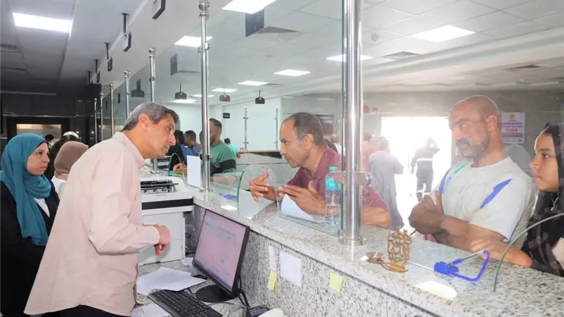 محافظ السويس يتابع سير العمل بالمركز التكنولوجي بالمحافظة لخدمة المواطنين
