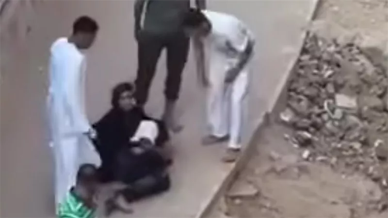 رعب في الجيزة.. الأمن يفحص فيديو لأشخاص يطعنون أخر بالأسلحة البيضاء بالهرم