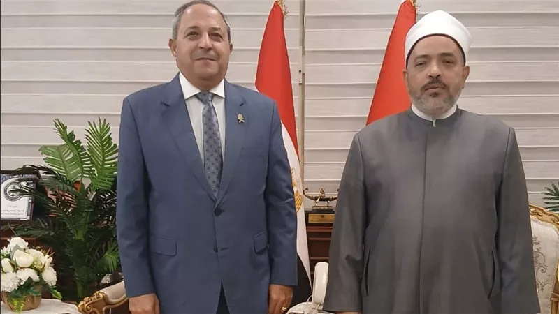 محافظ بورسعيد لوكيل وزارة الأوقاف: يجب تضافر الجهود لتعزيز الفكر الوسطي