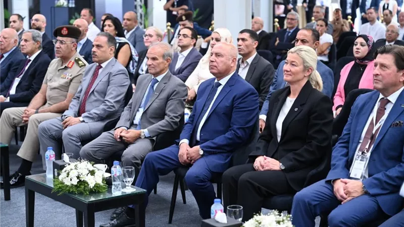 وزير الصناعة: دراسة التوسع بالمصانع المنتجة لزجاج السيارات لتلبية الاحتياجات