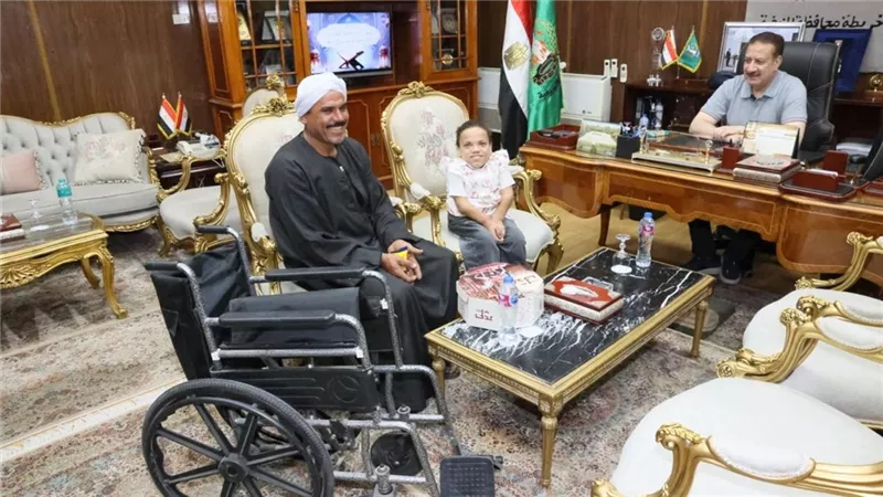 محافظ المنوفية يلتقى بطفلة من ذوي الهمم ويصرف لها بكرسي متحرك ومساعدات عينية 