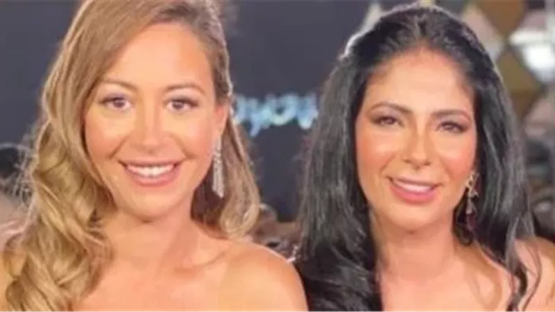 تكريم مستحق .. منى زكي تهنئ منة شلبي بعد تكريمها بجائزة الإنجاز الإبداعي