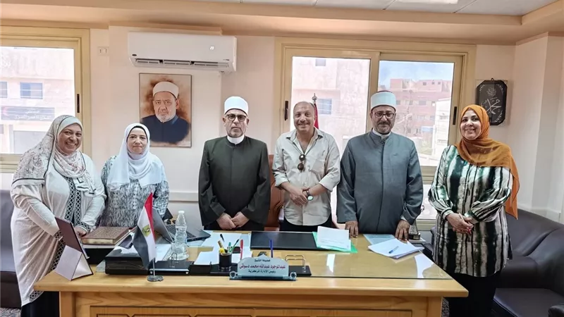 رئيس منطقة بني سويف الأزهرية يسلم شيكات التأمين الحكومي لأسر الطلاب المتوفين
