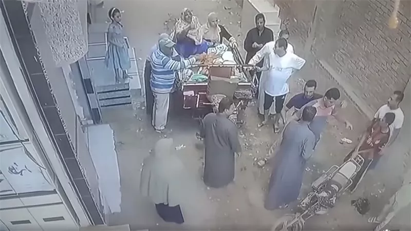 حطله جاز على العيش.. أمن الشرقية يفحص فيديو تعدي صاحب مخبز على بائع متجول